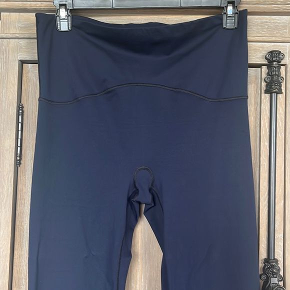 SPANX Look At Me Now Seamless
Compression High Waisted Leggings Navy
Blue 1X - Picture 6 of 9